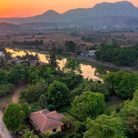 Vintage Estate - Lakeside Allure With Vintage Decor,A Plunge Pool & A Lawn Featuring A Charming Gazebo Karjat Ngoại thất bức ảnh