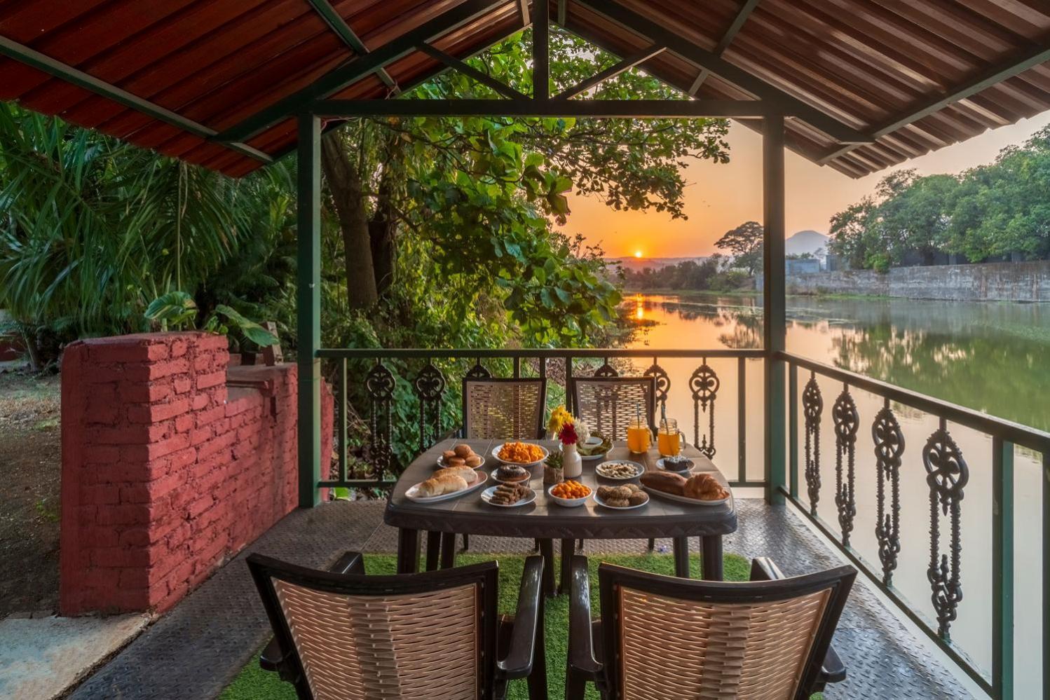 Vintage Estate - Lakeside Allure With Vintage Decor,A Plunge Pool & A Lawn Featuring A Charming Gazebo Karjat Ngoại thất bức ảnh