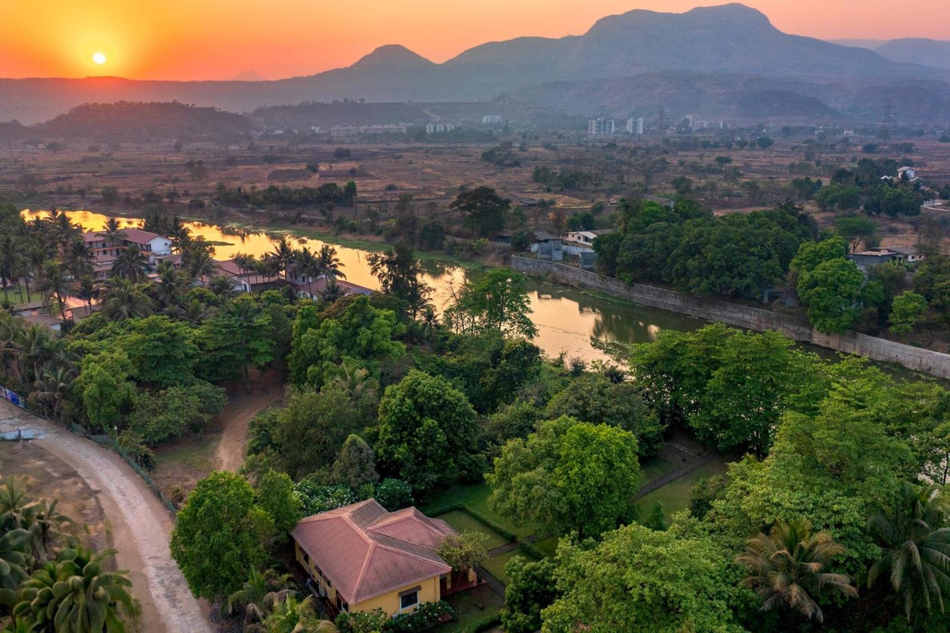 Vintage Estate - Lakeside Allure With Vintage Decor,A Plunge Pool & A Lawn Featuring A Charming Gazebo Karjat Ngoại thất bức ảnh