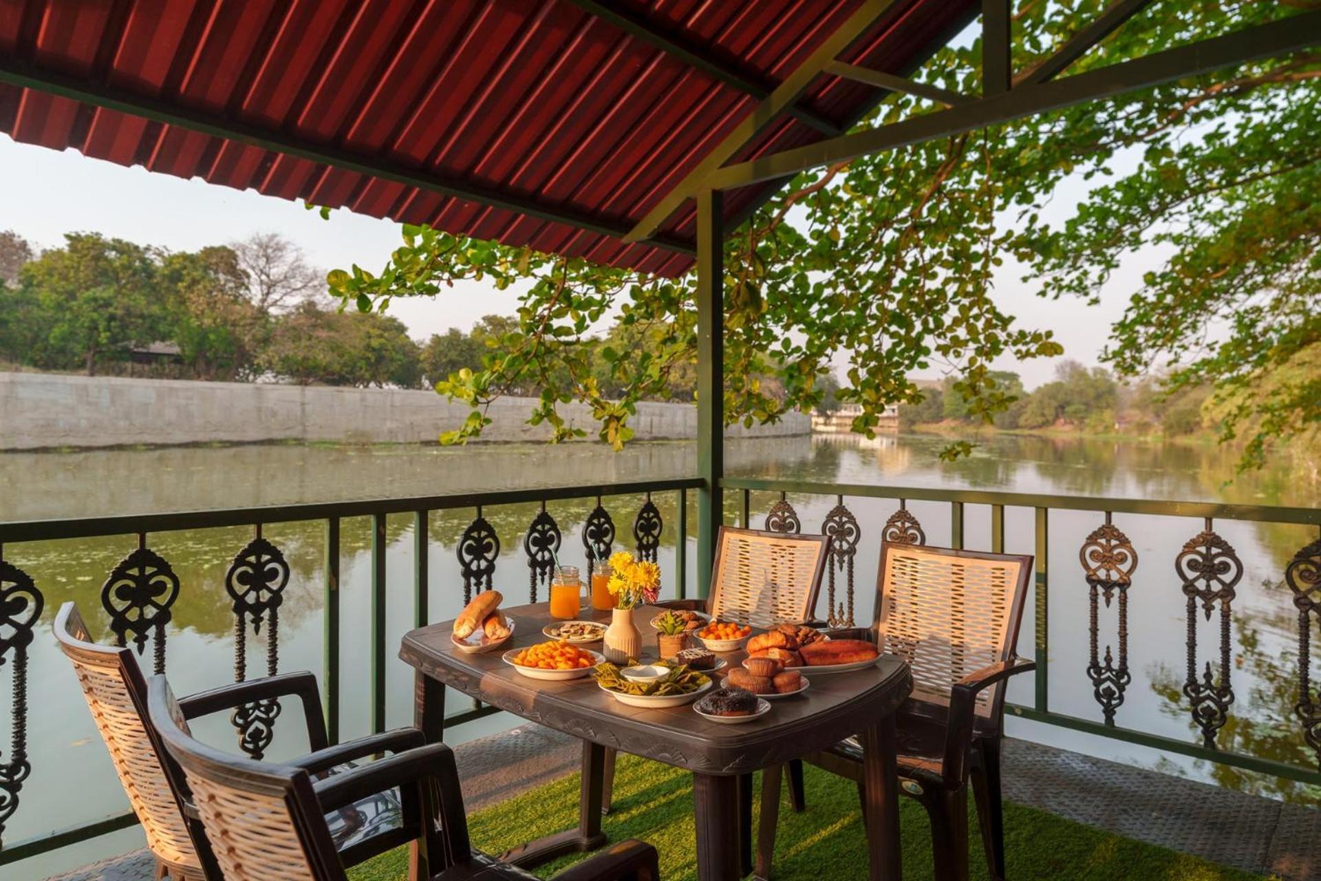 Vintage Estate - Lakeside Allure With Vintage Decor,A Plunge Pool & A Lawn Featuring A Charming Gazebo Karjat Ngoại thất bức ảnh